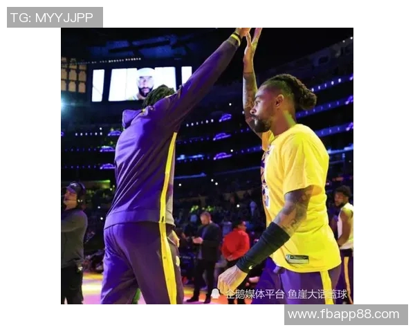 老队友默契配合濃眉果断分球助拉塞尔轻松命中三分