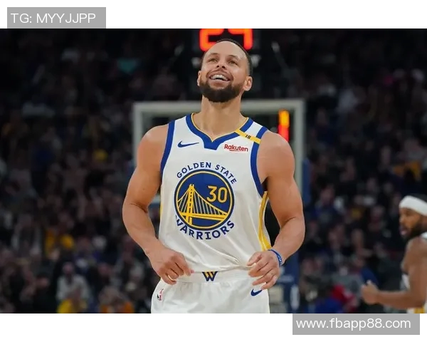 库里轻松发挥全场12投6中贡献14分5助攻巧妙吸引防守展现团队配合魅力