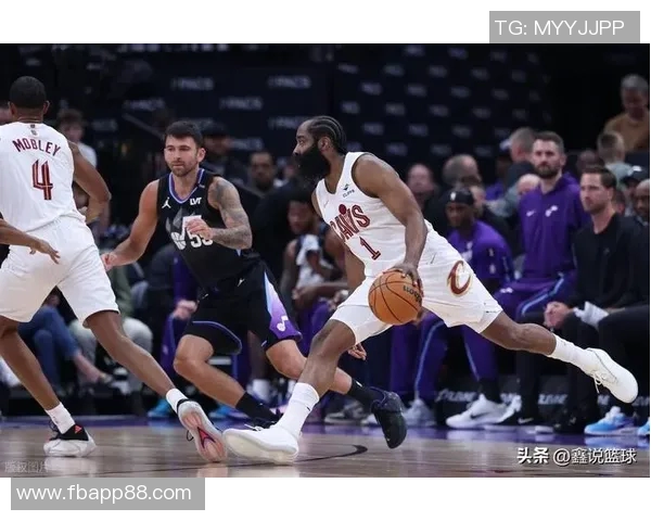 内外结合！米切尔与小莫布里上半场各自贡献12分5篮板2助攻表现出色